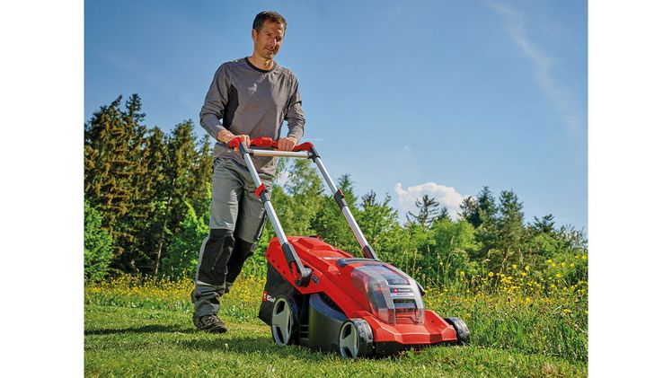 Für einen perfekten Rasen sollte die Schnitthöhe immer zwischen drei und fünf Zentimeter betragen. Bild: Einhell.