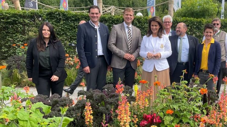 v.li. Claudia Lenz (Geschäftsführerin LGS2023), Landrat Sebastian Gruber, Bürgermeister Dr. Olaf Heinrich, Staatsministerin Michela Kaniber,  Martin Richter-Liebald, (Geschäftsführer BayLGS),  Gerhard Zäh (Vorsitzender der BayLGS). Bild: LAGA Freyung.