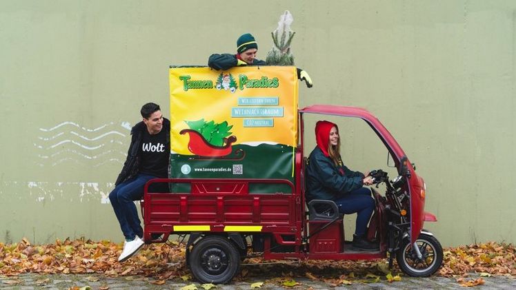 Pünktlich zur Adventszeit können Berliner:innen ihren Weihnachtsbaum bequem über die Wolt-App bestellen und direkt bis zur Wohnungstür liefern lassen. Bild: KTP.