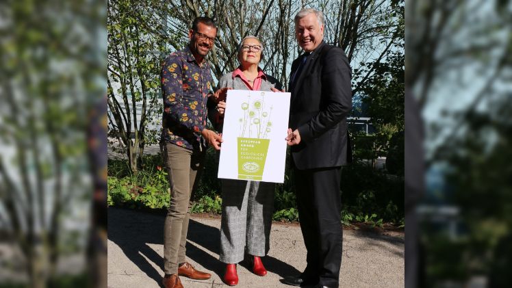 Jurymitglied Karl Ploberger, geschäftsführende Präsidentin "European Garden Association - Natur im Garten International" Christa Ringkamp und Landesrat Martin Eichtinger. Bild: "Natur im Garten".