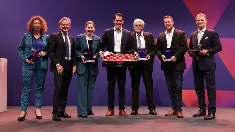 v. l.: Regina Haas-Hamannt (Moderatorin, GS1 Germany), Volkmar Schwenk (Geschäftsleitung Ferrero), Annabell Dreeßen (ALDI-Süd), Uli Voigtsberger (ALDI-Süd), Prof. Dr. Werner Dierend (Hochschule Osnabrück), Ulrich Buchterkirch (Züchtungsinitiative Niederelbe), Harald Dutzler (Moderator). Quelle: GS1 Germany.  