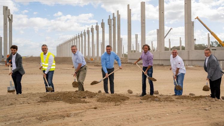 Von links: Adrian Blank, Verantwortlicher für die Projektsteuerung bei Drees & Sommer, Mannheim, Mike Bollongino, Architekt, Hans-Jörg Friedrich und Reinhard Oerther, Vorstände, Christian Deyerling, Aufsichtsratsvorsitzender, Andreas Renner, Beiratsvor Von links: Adrian Blank, Verantwortlicher für die Projektsteuerung bei Drees & Sommer, Mannheim, Mike Bollongino, Architekt, Hans-Jörg Friedrich und Reinhard Oerther, Vorstände, Christian Deyerling, Aufsichtsratsvorsitzender, Andreas Renner, Beiratsvorsitzender bei Pfalzmarkt eG sowie Hans-Dieter Schneider, Bürgermeister der Gemeinde Mutterstadt. Bild: Pfalzmarkt.