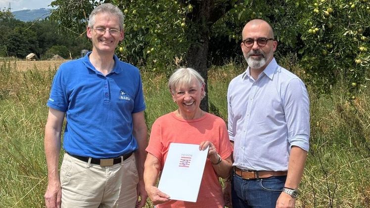 Förderbescheidübergabe auf der Streuobstwiese mit Martin Miller, Schriftführer NABU Frankfurt Nord, Christine Knerndel, 2. NABU-Vorsitzende NABU Frankfurt Nord, Staatssekretär Daniel Köfer. Bild: © HMLU. Förderbescheidübergabe auf der Streuobstwiese mit Martin Miller, Schriftführer NABU Frankfurt Nord, Christine Knerndel, 2. NABU-Vorsitzende NABU Frankfurt Nord, Staatssekretär Daniel Köfer. Bild: © HMLU.
