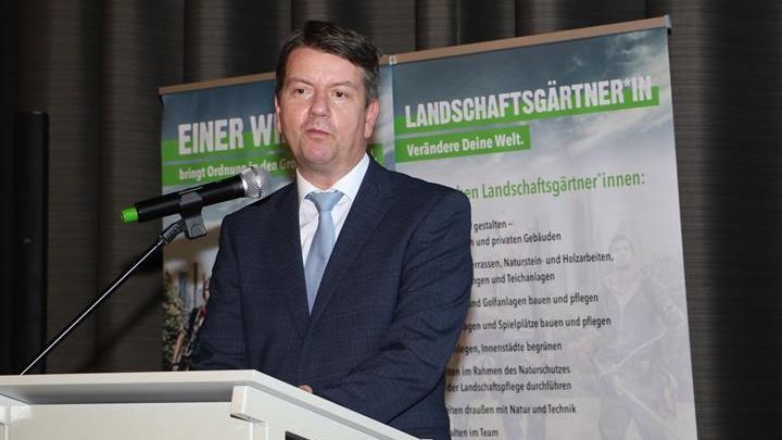 Sandro Kirchner, MdL und Staatssekretär im bayerischen Innenministerium, hob in seiner Festrede unter anderem den Stellenwert einer qualifizierten Ausbildung als Voraussetzung für einen erfolgreichen Berufsweg hervor. Bild: Jochen Henning, VGL Bayern.