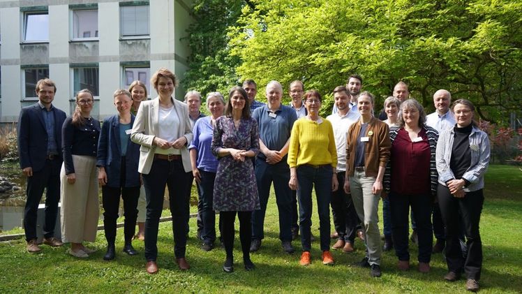 Landwirtschaftsministerin Miriam Staudte (8.v.l.) begrüßt den Fachbeirat Ökolandbau zu seiner Konstituierung. Bild: ML Niedersachsen.