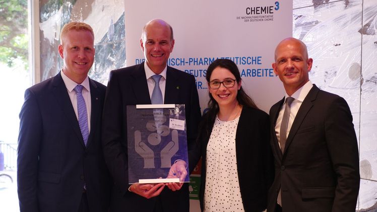Der Bielefelder Biozid-Unternehmer Dr. Hans-Dietrich Reckhaus (2.v.l.) wurde mit dem Responsible Care Preis 2018 des VCI NRW ausgezeichnet. © Markus Werner, Insect Respect