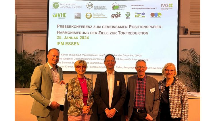 Stellten im Rahmen der IPM ESSEN das gemeinsame Positionspapier zur Torfreduktion vor (v.l.): Moderator Philip Testroet, Referatsleiter Gartenbau und Umwelt (IVG), Eva Kähler-Theuerkauf, Vizepräsidentin des Zentralverbandes Gartenbau (ZVG), Thomas Kramer, Sprecher der Fachabteilung Substrate, Erden, Ausgangsstoffe im IVG, Niels Sommer, Bund deutscher Baumschulen (BdB) e.V. sowie Ulrike Wegener, Geschäftsführerin der Gütegemeinschaft Substrate für Pflanzen (GGS). Bild: IVG.