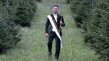 Premiere mit Schärpe und Zepter: Laurenz Müller ist neuer Deutscher Weihnachtsbaumkönig. Bild: Harald Müller, Mittelmühle Adelberg.