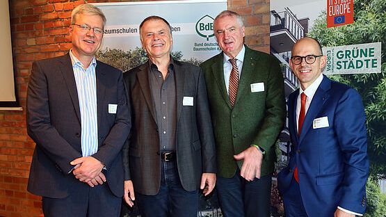 Moderator Philipp Sattler (Stiftung DIE GRÜNE STADT), Klaus Körber (Baumexperte, Bayerische Landesanstalt Veitshöchheim), Helmut Selders (BdB-Präsident), Markus Guhl (BdB-Hauptgeschäftsführer). Bild: ENA/BdB Henry Herrmann.