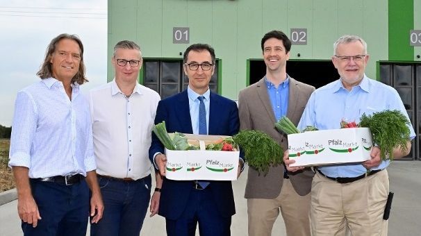 Auf dem Dach der „Drehscheibe für Frischelogistik“ stehen neben Cem Özdemir die beiden Pfalzmarkt-Vorstände Hans-Jörg Friedrich (ganz rechts) und Reinhard Oerther (links neben dem Minister) sowie der Aufsichtsratsvorsitzende Christian Deyerling (ganz links). Vorstandsreferent Constantin Küpker steht rechts neben dem Bundesminister. Bild: Pfalzmarkt eG.