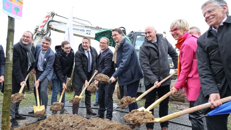 v.l.nr.: Christoph Hölters, Beigeordneter für Planung Bau und Verkehr; Dr. Jörg Geerlings MdL; Simon Rock MdL, Thomas Schürmann, Regierungspräsident des Regierungsbezirks Düsseldorf; Reiner Breuer, Bürgermeister der Stadt Neuss; Hendrik Wüst, Ministerpräsident des Landes NRW; Jan Sommer, Geschäftsführer Landesgartenschau Neuss 2026 GmbH; Eva Kähler- Theuerkauf, Präsidentin des Landesverbands Gartenbau NRW; Hans-Jürgen Petrauschke, Landrat Rhein-Kreis Neuss. Bild: © Fotostudio Neuss mangual.design: Darius Bialojan & Graça Bialojan.