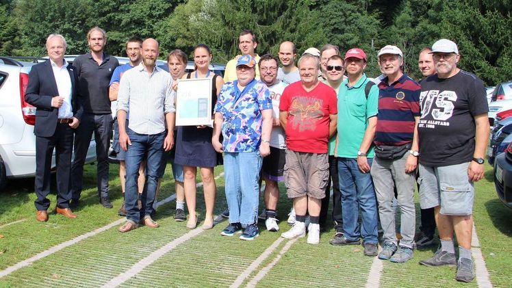 Bürgermeister Mai (1.v.l), Tim Rohrer (2.v.l.), Jascha Schmid (4.v.l.) und Sabine Zenker (6.v.l.) mit den Mitarbeitern der Schreinerei der Hagsfelder Werkstätten, die die CO2 einsparenden Holzroste für den Gartenschau-Parkplatz hergestellt haben. Bild: © Gartenschau Bad Herrenalb 2017