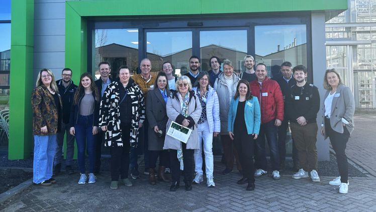 Die Besuchergruppe nach dem Rundgang vor einem Gebäude des NPEC. Bild: Agrobusiness Niederrhein e.V.