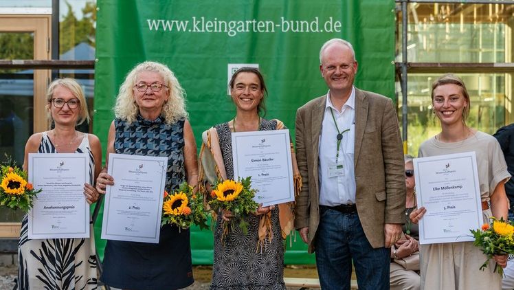 Dirk Sielmann mit den Preisträgerinnen bzw. den Vertreterinnen der Gewinnerteams des Wissenschaftspreises 2023 auf dem Gelände des neuen Bundeszentrums. Bild: Matthias Enter, Bundesverband der Kleingartenvereine Deutschlands e. V.