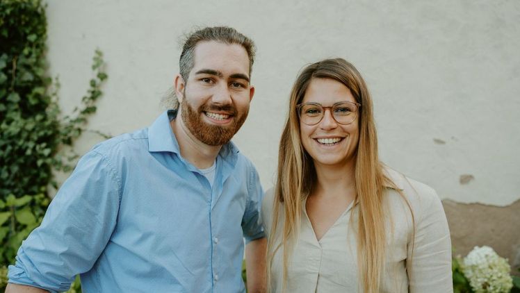 Softwareentwickler Jonathan Hasenfuß und Nadja Frank, Ausbilderin bei der Firma Zäh   Gartengestaltung GmbH & Co.KG, entwickelten die neue Lern-App Botanica. Bild: MEMOgreen-media UG.