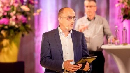 Der Vorsitzender des Aufsichtsrats, Jack Goossens, auf der Mitgliederversammlung. Bild: Royal FloraHolland.