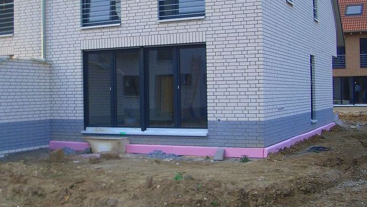 Die „FLL-Fassadensockelempfehlungen - Empfehlungen für Planung, Bau und Instandhaltung der Übergangsbereiche von Freiflächen zu Gebäuden" sind umfangreich überarbeitet worden. Bild: FLL.