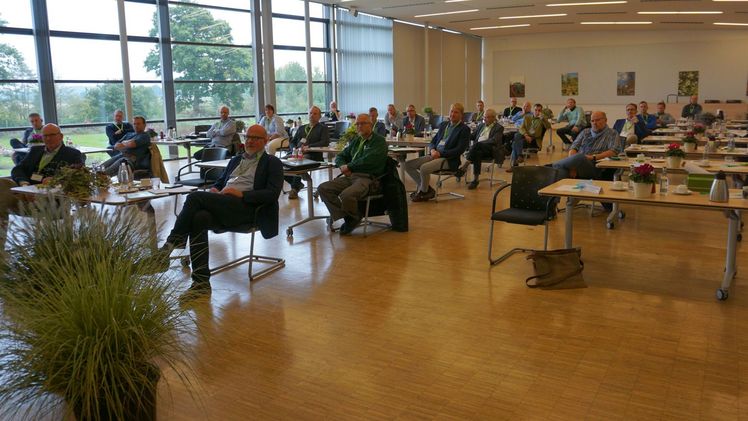 Die Mitgliederversammlung  des Fachverbands Garten-, Landschafts- und Sportplatzbau Schleswig-Holstein fand unter corona-konformen Bedingungen im Gartenbauzentrum Ellerhoop statt. Bild: FGL S.-H.