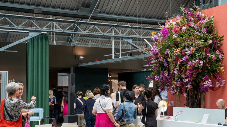 Empfangen werden die Besucherinnen und Besucher der Design Post Köln während der Internationalen Möbelmesse mit imposanten Pflanzen-Installationen. Bild: Orchidsinfo. Empfangen werden die Besucherinnen und Besucher der Design Post Köln während der Internationalen Möbelmesse mit imposanten Pflanzen-Installationen. Bild: Orchidsinfo.