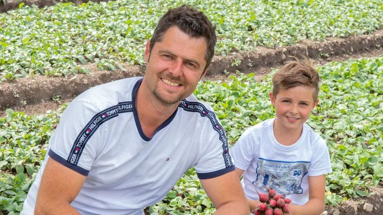 Saisonstart für Tiroler Radieschen: Kompromisslose Frische, kurze Transportwege und Qualität aus der Region machen die Zusammenarbeit der Tiroler Landwirtschaft mit SPAR aus. Bild: SPAR.