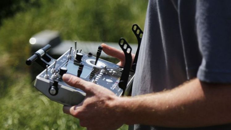 Drohnen fliegen immer öfters über Felder. Sie können unter anderem Schädlinge bekämpfen oder Felder überwachen. Bild: ji. 