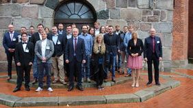 26 Meisterinnen und Meister erhielten heute aus den Händen der Präsidentin der Landwirtschaftskammer, Ute Volquardsen (2. v. r.), ihre Meisterbriefe. Herzlichen Glückwunsch! Bild: Daniela Rixen, LKSH.