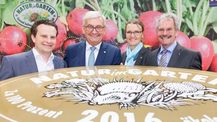 Kirchbergs Bürgermeister Wolfgang Benedikt, Präsident LAbg. Bürgermeister Mag. Alfred Riedl, DI Katja Batakovic (fachliche Leitung "Natur im Garten") und Landesrat Mag. Karl Wilfing überreichten 40 Gemeinden die Auszeichnung "Goldener Igel". Fotocredit: Gerald Lechner.