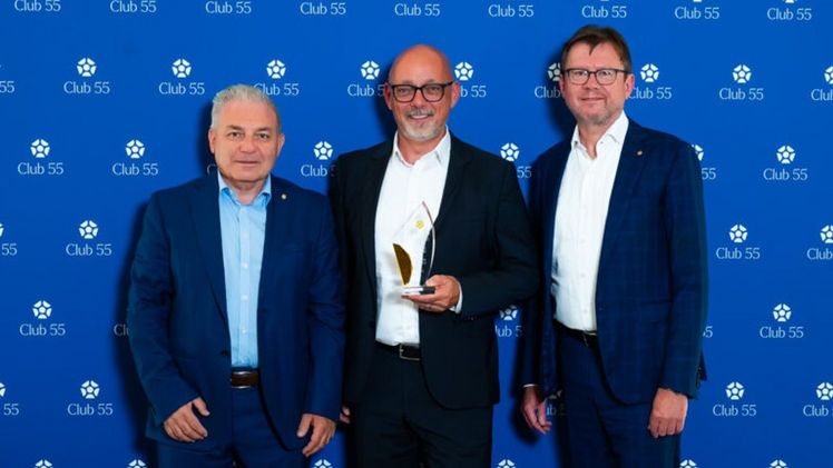 Stefan Schütz, TTI Milwaukee (Mitte), erhält den Special Award 2025 des renommierten Club 55 von Präsident Guglielmo Imbimbo (links) und Past-Präsident Wolf Hirschmann (rechts). Bild: Milwaukee.