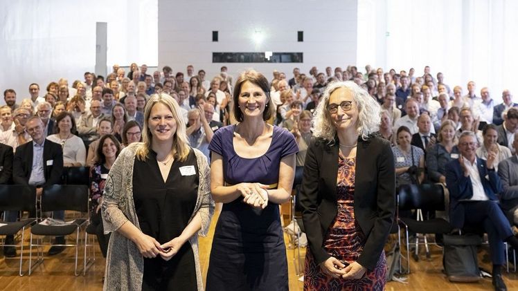 KLARA 2023-2027 kann starten: Gemeinsam stellte Niedersachsens Ministerin Miriam Staudte (Mitte) mit Bremens Klima- und Umweltsenatorin Dr. Maike Schaefer (links) und Martina Weber (rechts), Abteilungsleiterin Agrarwirtschaft in der Behörde für Umwelt, Klima und Agrarwirtschaft (BUKEA) der Freien und Hansestadt Hamburg, das neue gemeinsame ELER-finanzierte Förderprogramm vor. Bild: Nds. Ministerium für Ernährung, Landwirtschaft und Verbraucherschutz.