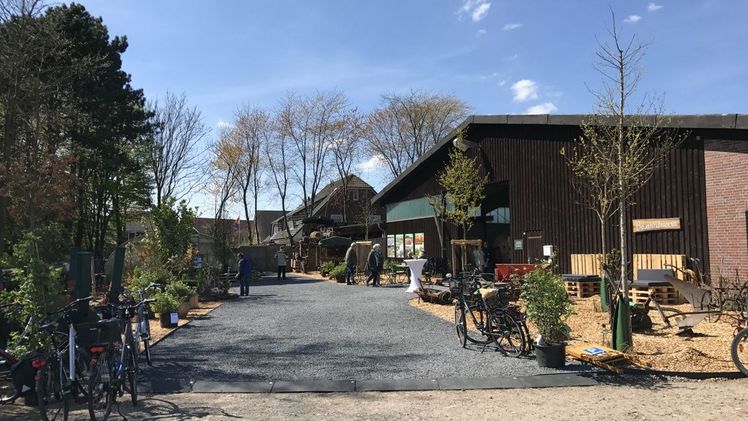 Anja Epper, Fachbereichsleiterin bei der Stadt Pinneberg, erläutert am Sonntag im Deutschen Baumschulmuseum wozu es Bäume in der Stadt braucht. Bild: Dt. Baumschulmuseum.
