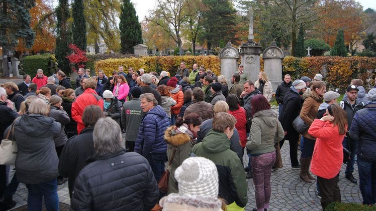 Über hundert Friedhofsgärtner aus Bayern trafen sich am 9. November auf dem Protestantischen Friedhof in Augsburg zur Nachallerheiligenbegehung.
