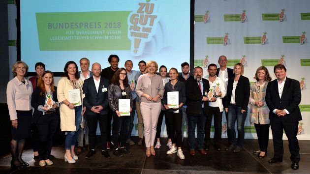 Bundesministerin für Ernährung und Landwirtschaft, Julia Klöckner, mit der Jury und den Preisträgerinnen und Preisträgern des Bundespreises 2018. Bild: BMEL/Christof Rieken Bundesministerin für Ernährung und Landwirtschaft, Julia Klöckner, mit der Jury und den Preisträgerinnen und Preisträgern des Bundespreises 2018. Bild: BMEL/Christof Rieken