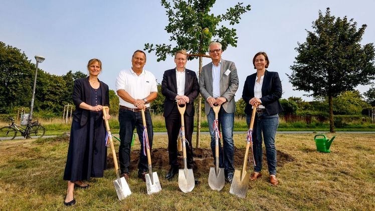 (v.l.n.r.) Petra Holtappel Grünflächenamt Kiel, Dr. Frank Schoppa von Einheitsbuddeln e.V., Ministerpräsident Daniel Günther, Eugen Witte von Einheitsbuddeln e.V. sowie Inga Balke, Vorsitzende von „Im Norden gewachsen e.V.“ riefen in Kiel alle Bürgerinnen und Bürger Schleswig-Holsteins zur Teilnahme am Einheitsbuddeln 2023 auf. Bild: Einheitsbudeln e.V.