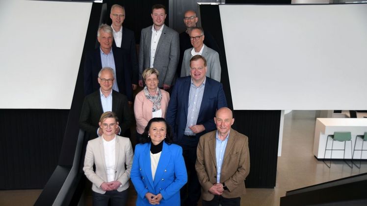 Zu Besuch bei Klasmann-Deilmann: Helmut Höke, Bernd Dreyer, Colja Beyer, Dr. Norbert Schmitz, Bert von Seggern, Moritz Böcking, Dr. Marie-Luise Rottmann-Meyer, Albert Stegemann, Lara Evers, Gitta Connemann, Dr. Andreas Schütte. Bild: Klasmann-Deilmann.