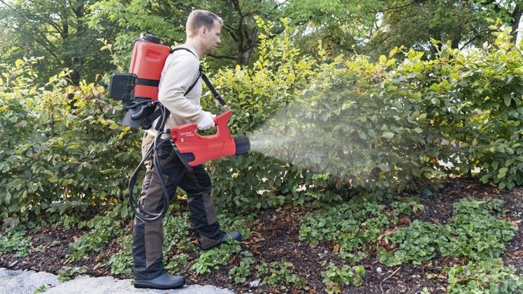 Einsatz des Sprühgebläses AS 1200 im GaLaBau. Bild: © Birchmeier Sprühtechnik AG.