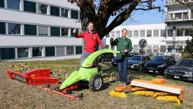 Entgegennahme des neuen Rapid URI durch Tamara Schraner, Gruppenleitung Garten und Areal, Stiftung Gesundheitsförderung Bad Zurzach von Lucas Briccos, Produktspezialist Rapid Technic AG. Bild: Rapid.