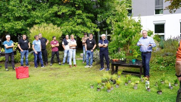 Das breite Sortiment von Stauden auch zur Unterpflanzung von Bäumen an verschiedenen Standorten erläuterte Michael Moll (r.), Vorsitzender des Bundes deutscher Staudengärtner. Bild: Tina Banse.