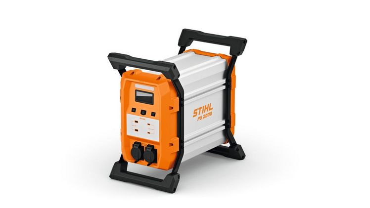 Die STIHL PS 2000 ermöglicht sowohl das Laden von Akkus überall und zu jeder Zeit als auch das Arbeiten mit kabelgebundenen Geräten außerhalb des Stromnetzes. Bild: STIHL.