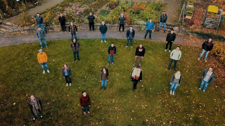 Die Technikerklasse L2 der Fachrichtung Garten- und Landschaftsbau an der Staatlichen Meister- und Technikerschule für Weinbau und Gartenbau in Veitshöchheim beschäftigt sich eingehend mit dem Thema Biodiversität. Bild: Sebastian Schmidtke. Die Technikerklasse L2 der Fachrichtung Garten- und Landschaftsbau an der Staatlichen Meister- und Technikerschule für Weinbau und Gartenbau in Veitshöchheim beschäftigt sich eingehend mit dem Thema Biodiversität. Bild: Sebastian Schmidtke.