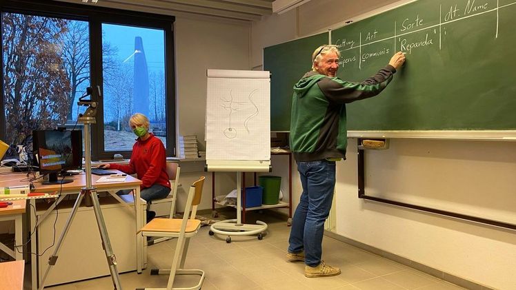 Gundolf Marré und Lisa Willers schulen die Auszubildenden des ersten Lehrjahres per Videokonferenz. Im Schulungsraum des FGL S.-H. sind hierfür zwei Kameras installiert. Bild: Jansen. 