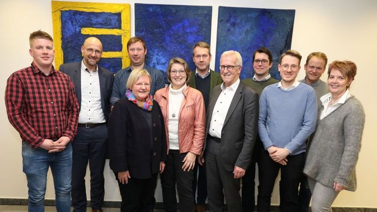 Zum Gespräch trafen sich Arno Oeltjen, Mark Rosenkranz, Douwe Witbaard, Hanns Christian Seeßelberg-Buresch, Jakob von Richthofen und Ernst Lütje (hintere Reihe v. li.) sowie Maren Meyer, Heike Schnepel, Albert Schulte to Brinke, Marc Kuhlmann und Monik Zum Gespräch trafen sich Arno Oeltjen, Mark Rosenkranz, Douwe Witbaard, Hanns Christian Seeßelberg-Buresch, Jakob von Richthofen und Ernst Lütje (hintere Reihe v. li.) sowie Maren Meyer, Heike Schnepel, Albert Schulte to Brinke, Marc Kuhlmann und Monika Feil (vordere Reihe v. li.). Bild: EDEKA.