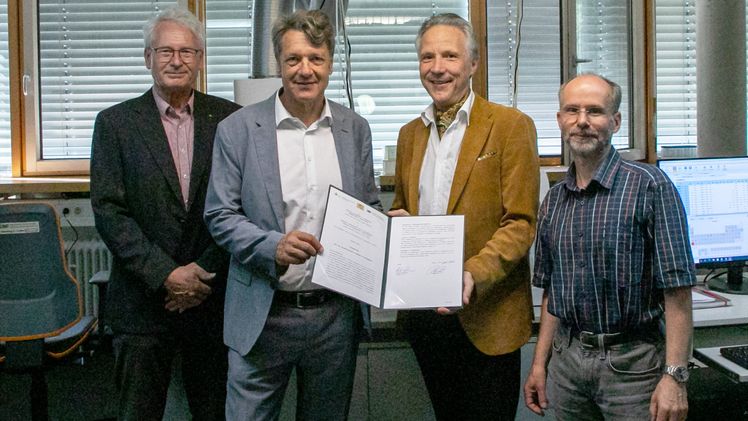 Die Unterzeichnung des Vertrags fand in den Räumen der LWF am Wissenschafts- und Forschungscampus Weihenstephan statt. Bild: LWF.