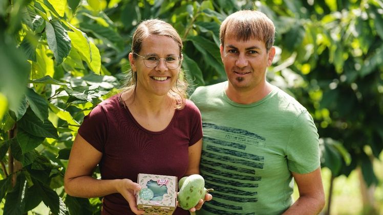 Angelika und Martin Köck mit der Ja! Natürlich Bio Papau Frucht. Bild: Michael Reidinger.
