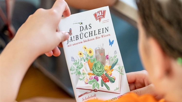 Bei der offiziellen Eröffnung der Kinderuni Wien mit rund 3.000 jungen Besucher:innen wurde die Ratgeberversion für Kinder schon von den Kleinen inspiziert. Bild: REWE.