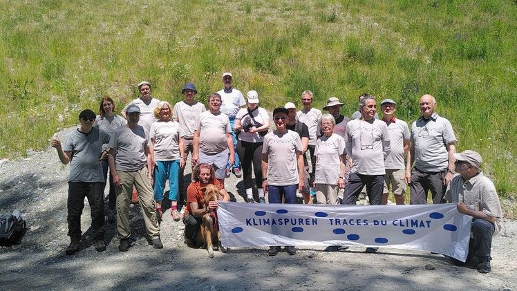 Die Wandergruppe des Schweizer Klimaschutzprojektes ‚Klimawanderungen‘ beim Besuch eines Solarkraftwerks in einem ehemaligen Steinbruch bei Felsberg im Bündner Rheintal. Bild: FFL.