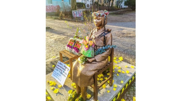 In Berlin, Hamburg, München, Leipzig und weiteren Städten sorgt der Blumenschmuck für eine erhöhte Sichtbarkeit und Wahrnehmung weiblicher Skulpturen, Bronzestatuen oder Denkmälern. Bild: Fleurop. In Berlin, Hamburg, München, Leipzig und weiteren Städten sorgt der Blumenschmuck für eine erhöhte Sichtbarkeit und Wahrnehmung weiblicher Skulpturen, Bronzestatuen oder Denkmälern. Bild: Fleurop.