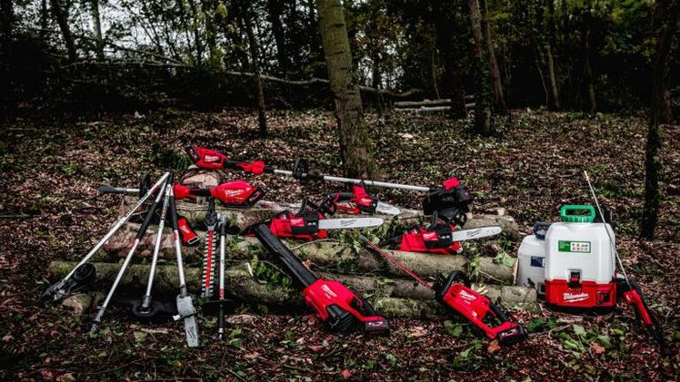 Milwaukee erschließt neue Anwendungen und Zielgruppen in den Bereichen GaLaBau, Gartenpflege, Forst, Baumschulen und Kommunaltechnik mit neuen Profi-Gartengeräten. Bild: Milwaukee.