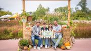 „Natur im Garten" Geschäftsführer Matthias Wobornik (links) und ORF-Biogärtner Karl Ploberger (rechts) mit Maxi und Kathi beim großen „Natur im Garten" Herbstfest auf der GARTEN TULLN. Bild: © „Natur im Garten" / J. Ehn.