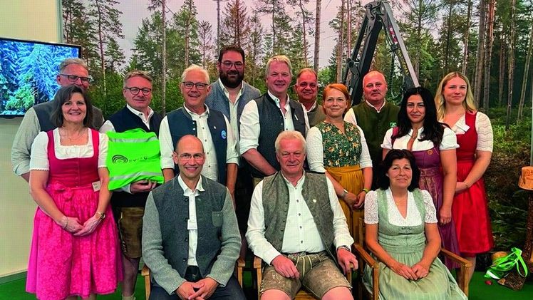 Bundeslandwirtschaftsminister Alois Rainer und SVLFG-Vorstandsmitglied Ely Eibisch (vorne sitzend) am Stand der SVLFG auf der diesjährigen Ostbayernschau in Straubing. Bild: SVLFG.