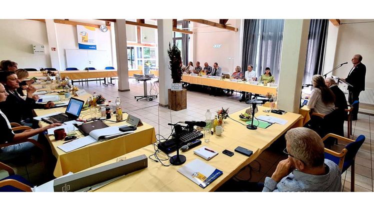 Ein Eyecatcher in der Mitgliederversammlung war das aufstrebende florale Gesteck mit stabilsierten Blüten der spanischen Firma Verdissimo. Bild: FDF.